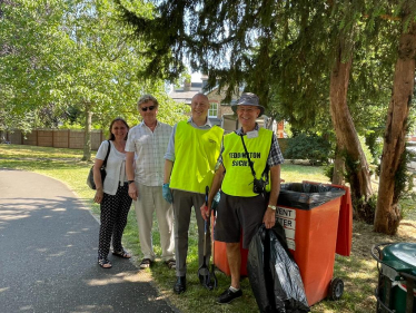 Jonathan Hulley littering picking with the Teddington Society